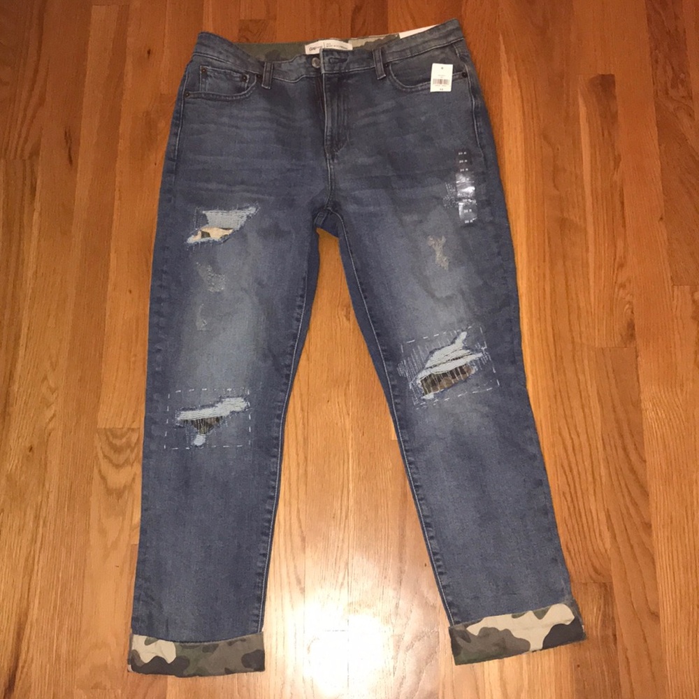 Women’s Gap accessorized camp jeans. Size: 30R